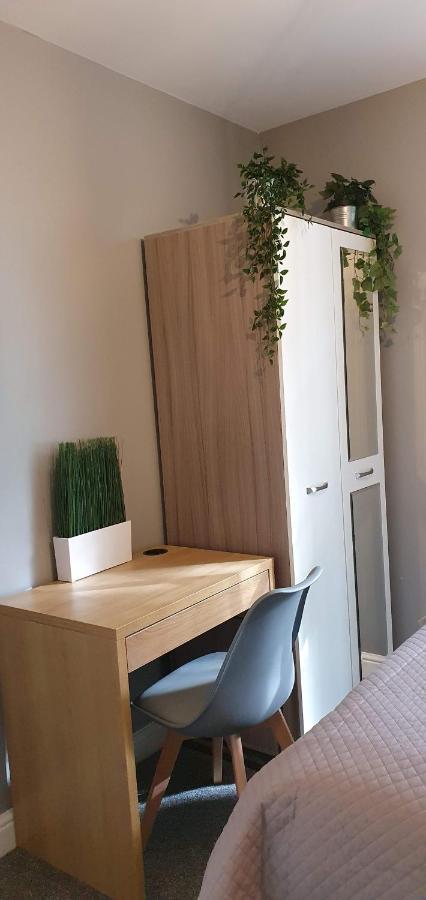 Darwin Stays - Service Accommodation In Newcastle Under Lyme City Centre Esterno foto