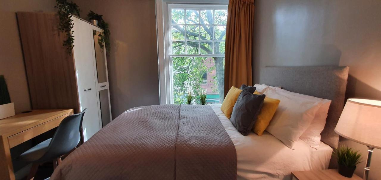 Darwin Stays - Service Accommodation In Newcastle Under Lyme City Centre Esterno foto