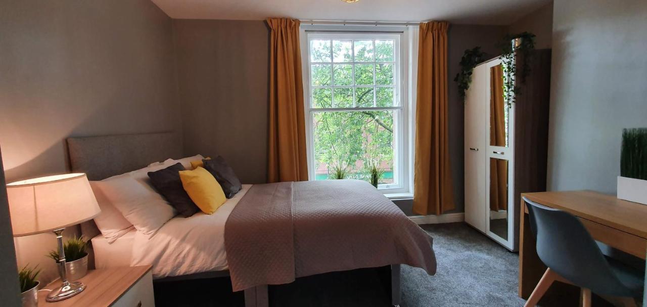 Darwin Stays - Service Accommodation In Newcastle Under Lyme City Centre Esterno foto