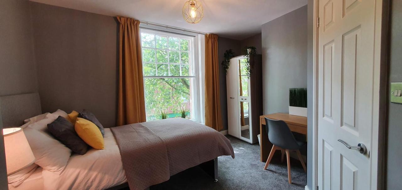 Darwin Stays - Service Accommodation In Newcastle Under Lyme City Centre Esterno foto