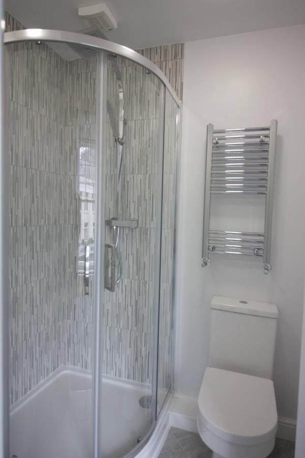 Darwin Stays - Service Accommodation In Newcastle Under Lyme City Centre Esterno foto
