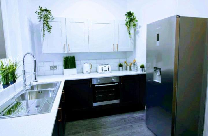 Darwin Stays - Service Accommodation In Newcastle Under Lyme City Centre Esterno foto
