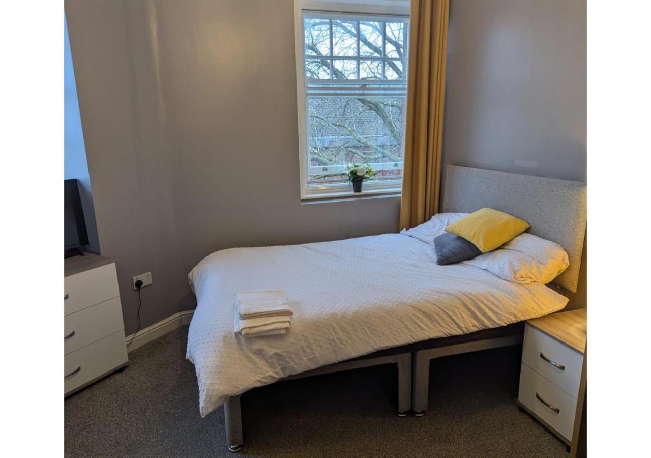 Darwin Stays - Service Accommodation In Newcastle Under Lyme City Centre Esterno foto