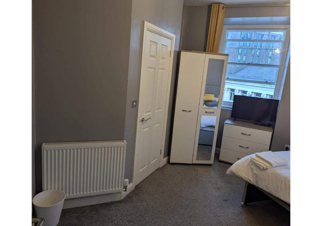 Darwin Stays - Service Accommodation In Newcastle Under Lyme City Centre Esterno foto