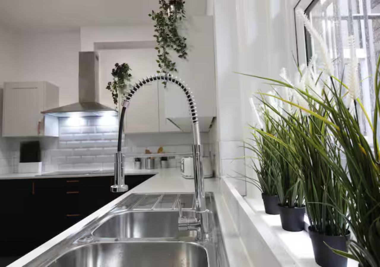 Darwin Stays - Service Accommodation In Newcastle Under Lyme City Centre Esterno foto
