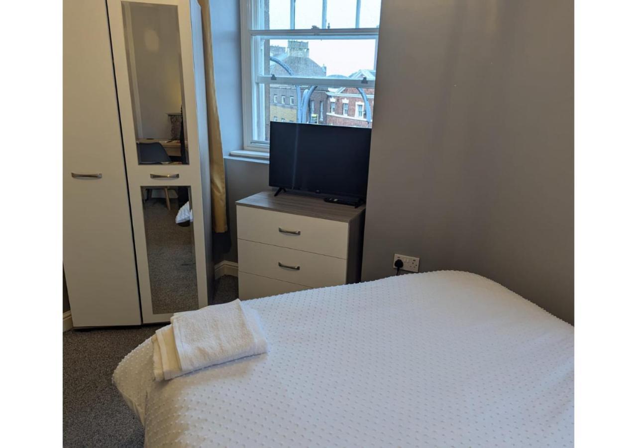 Darwin Stays - Service Accommodation In Newcastle Under Lyme City Centre Esterno foto